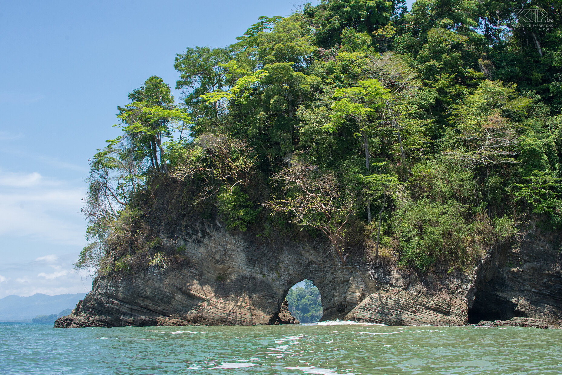 Uvita - Bahia Ballena - Grot Tijdens onze boottocht gingen we ook naar de beroemde zeegrotten van Ventana Beach in Marino Ballena nationaal park. Stefan Cruysberghs